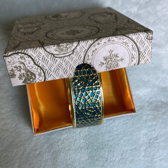 Stunning Gold and Turquoise Magnetic Bracelet - Picture 5 of 10